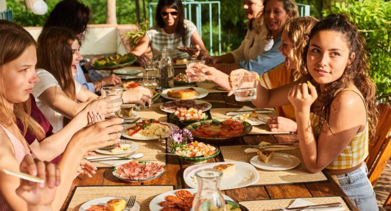 Eating-Healthy-with-Family.jpg